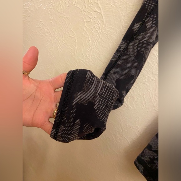 Lululemon run 1/2 zip sweater - Picture 6 of 12